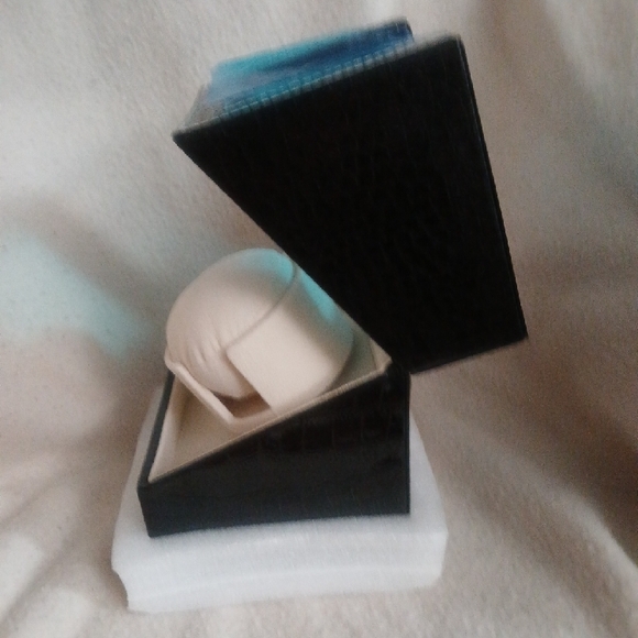 Black and Cream Accessories with Stylish Design - Picture 3 of 9